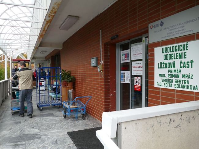 Vo FNsP v Žiline je v karanténe 82 zdravotníkov, o pomoc žiadajú lekárov z okresu