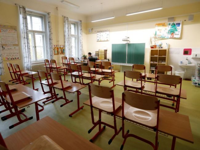Od pondelka sa začínajú vzdelávať dištančne už i žiaci 2. stupňa základných škôl