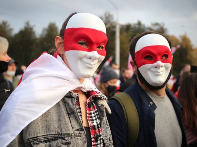 Počas pondelkových protestov proti Lukašenkovi zadržali už sto ľudí