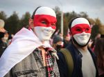 Počas pondelkových protestov proti Lukašenkovi zadržali už sto ľudí