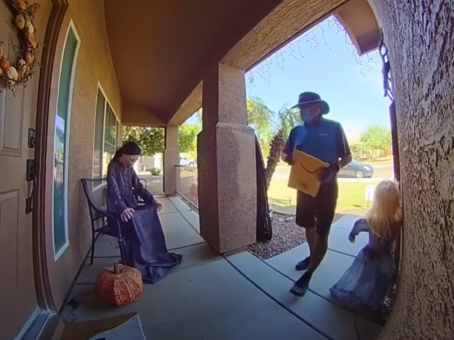 Video: Kuriéra čakalo pred dverami nepríjemné prekvapenie, z tohto takmer dostal infarkt