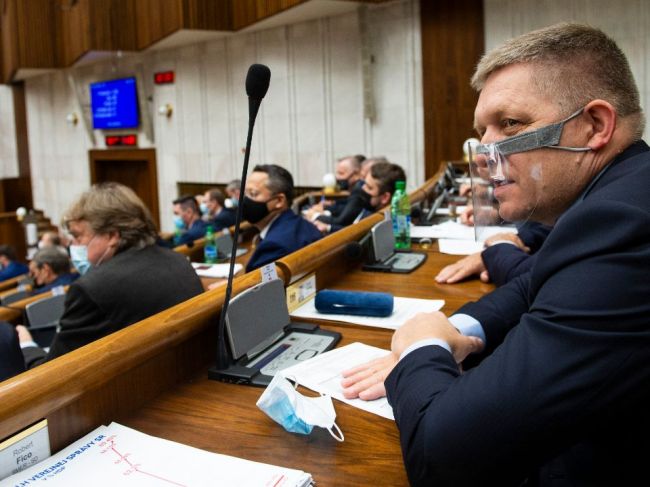 Poslanci Smeru a Sme rodina mali pozitívne výsledky testov, ostávajú v karanténe