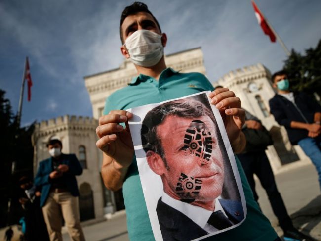 Erdogan vyzval Turkov, aby bojkotovali francúzske výrobky, a naliehal na EÚ