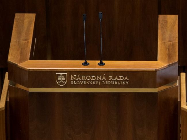 Poslanci NR SR prerušili schôdzu pre koronavírus