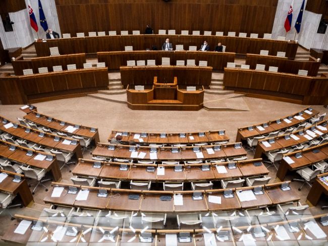 Grendel: Zatiaľ nevieme počet pozitívnych poslancov, komunikujeme s klubmi