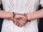 Za útok na policajtov hrozí 21-ročnej žene až doživotný trest