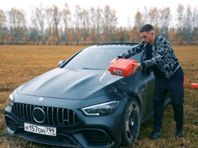 Video: YouTuber si kvôli konfliktu v servise podpálil vlastný Mercedes