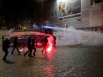 V Taliansku sa konali protesty proti opatreniam, počet ľudí v nemocniciach prudko rastie