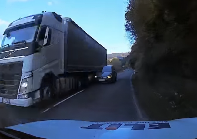 Video: Vodič sa rozhodol predbiehať kamión, hrozivú scénu zachytila kamera
