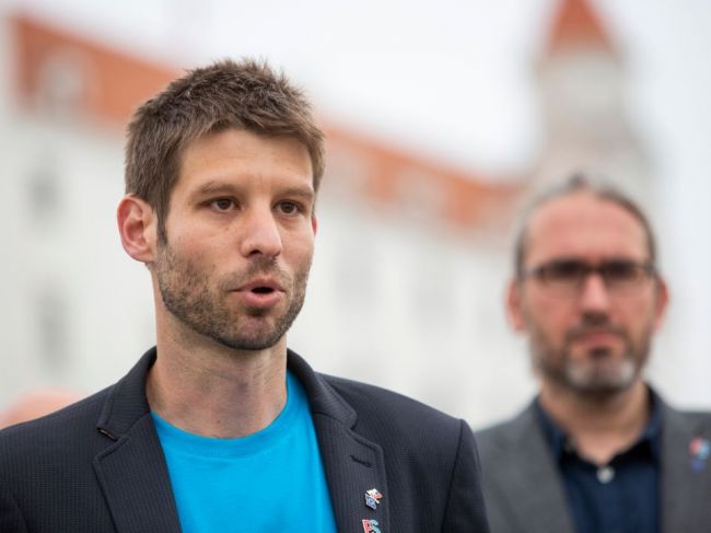 PS víta odmeny pre zdravotníkov, ďalšie musia byť podľa hnutia vyššie