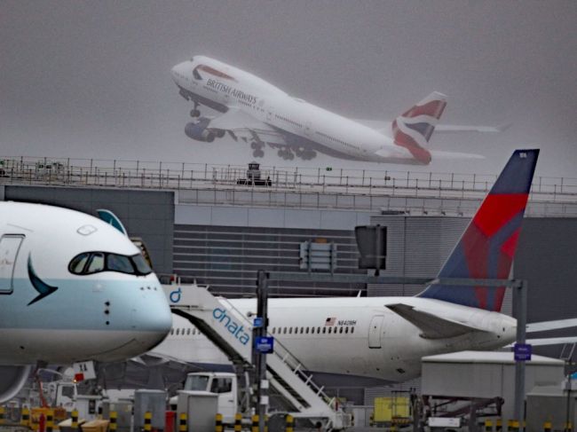 Londýnske letisko Heathrow prišlo o pozíciu najrušnejšieho letiska v Európe