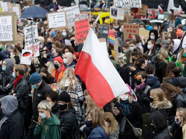 Poliaci celoštátnym štrajkom protestovali voči sprísneniu zákona o interrupciách