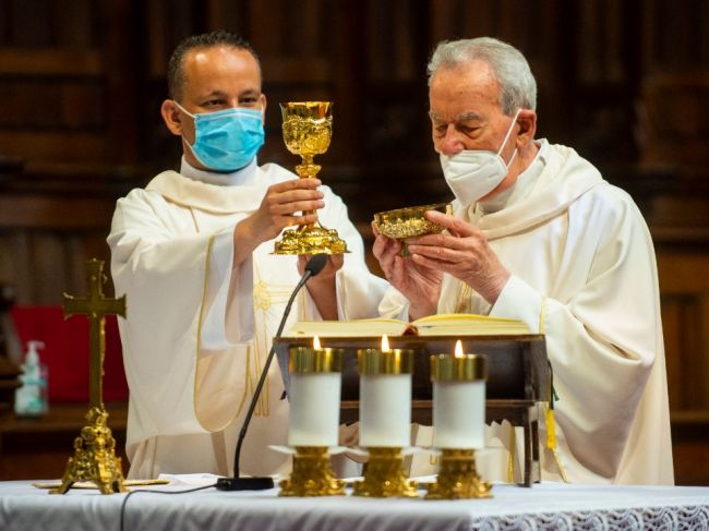 Biskupi znovu apelujú na vládu, aby sa bohoslužby mohli čo najskôr obnoviť