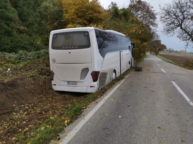 Tragická nehoda autobusu: Vodič haváriu neprežil