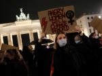 Protesty proti sprísneniu interrupcií v Poľsku sa konali v mnohých mestách sveta