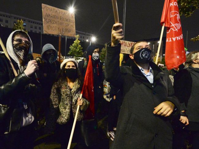 Desaťtisíce ľudí v Poľsku protestovali proti takmer úplnému zákazu interrupcií