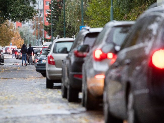 V okolí viacerých drive-in odberných miest Bratislave sú kolóny