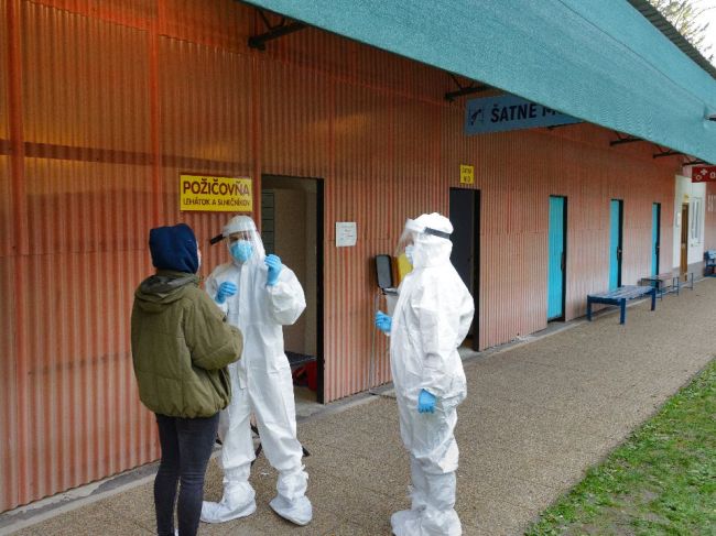 Ľudia potleskom poďakovali všetkým, ktorí pomohli s celoplošným testovaním