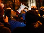Proti Trumpovi vo Washingtone protestovali stovky ľudí