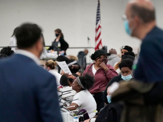 Trumpov tím sa obrátil na súd, aby zastavil sčítanie hlasov v štáte Michigan