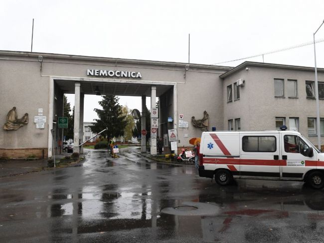 Bojnická nemocnica prosí zdravotníkov o pomoc, situácia je vážna