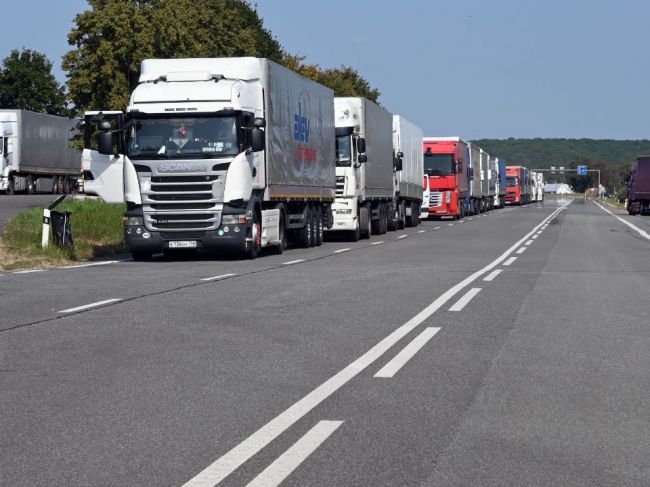 Novú výnimku zo zákazu vychádzania budú mať aj vodiči nákladnej dopravy či autobusov