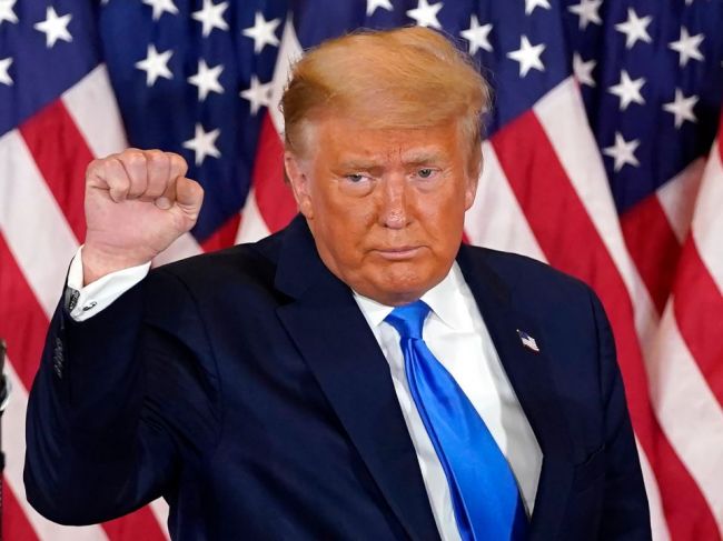 Trump chce právne napadnúť výsledky v štátoch, kde teraz vyhral Biden
