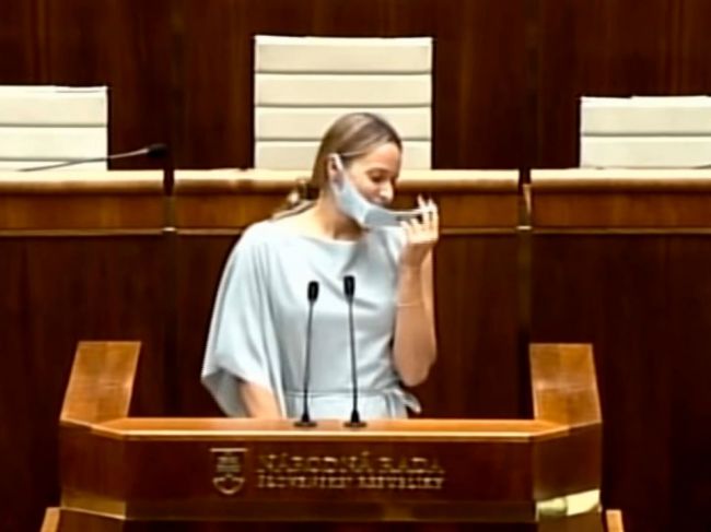 Video: Ďalší prešľap poslankyne Tabák – musela sa skryť pod rečnícky pult