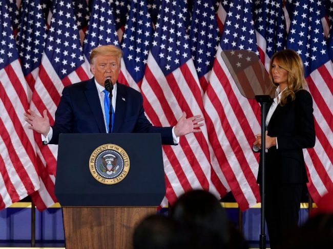 Melania Trumpová aj Jared Kushner radia Trumpovi, aby prijal volebnú prehru