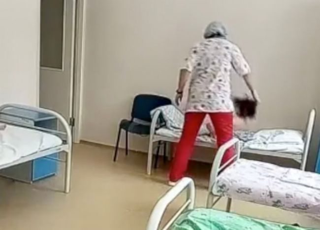 Video: Žena tajne nahrávala zdravotnú sestru v nemocnici. Tieto zábery všetkých šokovali