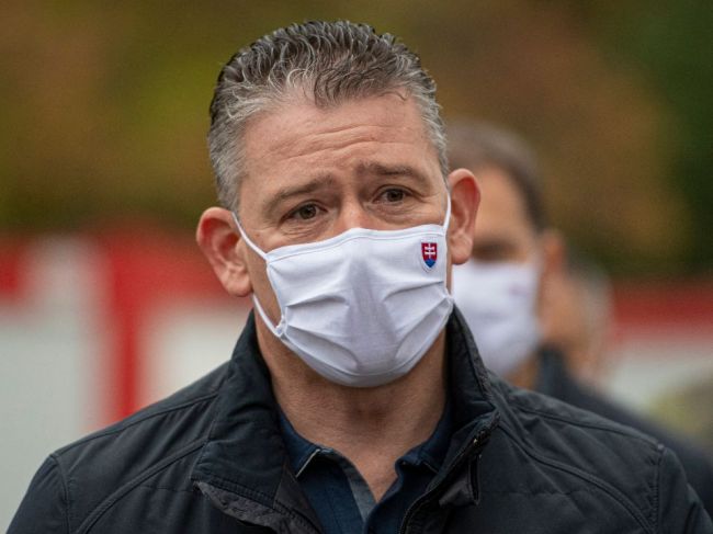 Do zoznamu červených krajín pribudnú naši susedia. Mikulec hovorí o ďalších obmedzeniach