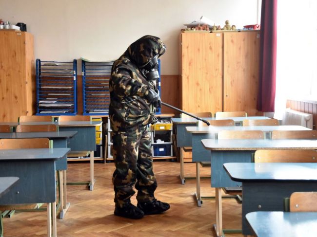 Od polnoci začnú platiť v Maďarsku sprísnené opatrenia
