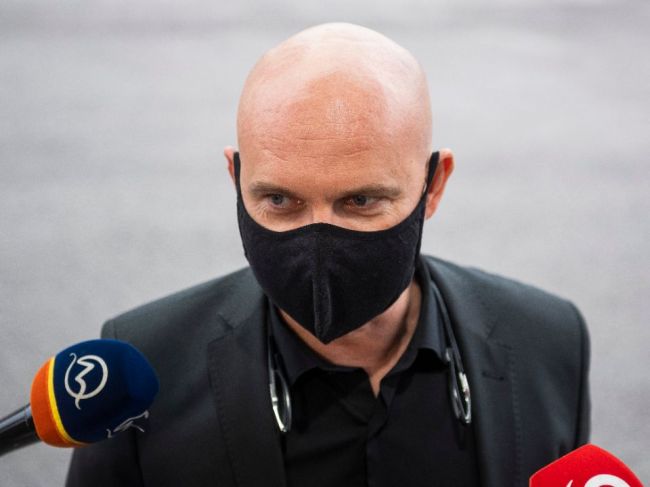 Gröhling stále pracuje s rozhodnutím, že deti sa majú vrátiť do škôl 30. 11.