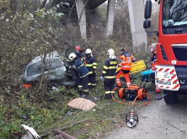 Záchranné zložky zasahujú pri dopravnej nehode, auto spadlo z mosta