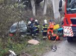 Záchranné zložky zasahujú pri dopravnej nehode, auto spadlo z mosta