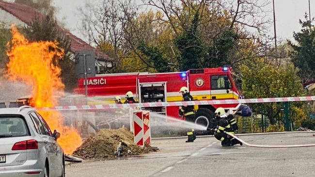 Bratislavskí hasiči zasahujú pri požiari plynovej prípojky