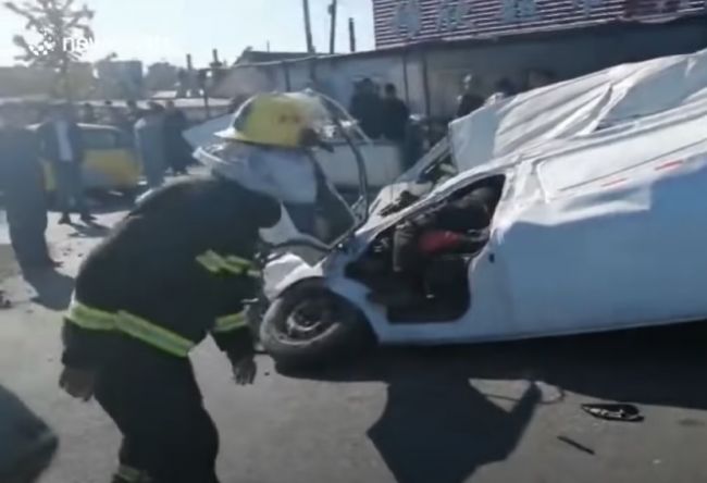 Video: Cisterna doslova zlisovala mikrobus, hasiči ostali prekvapení z nálezu v aute