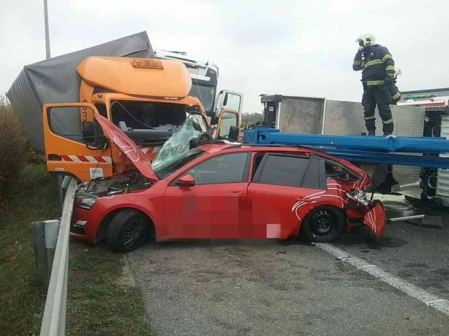 Na diaľnici D2 došlo k hromadnej havárii, úsek cesty je neprejazdný