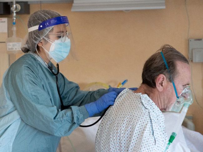 Počet hospitalizovaných na ochorenie COVID-19 stúpol