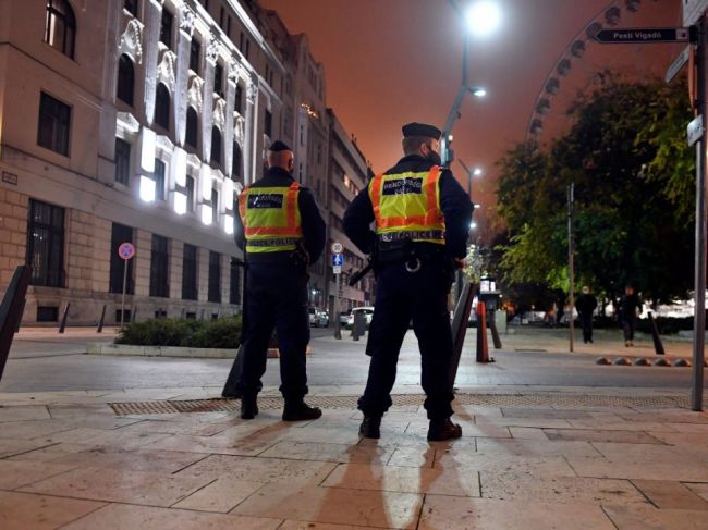 V uliciach hliadkujú policajti aj vojaci. Takto sa dohliada na opatrenia v Maďarsku