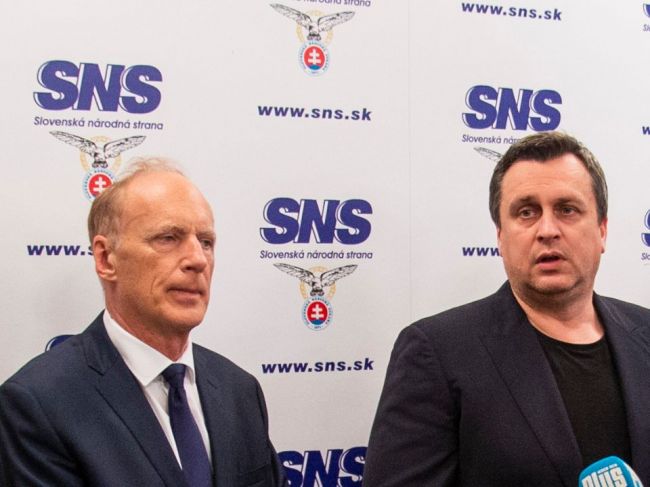 Mimoparlamentná SNS je znepokojená rizikami vakcíny na COVID-19