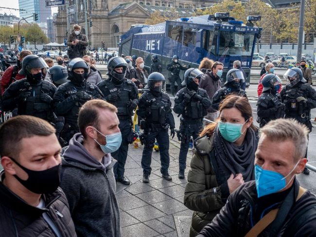 Niekoľko tisíc ľudí protestovalo v Nemecku proti pandemickým opatreniam