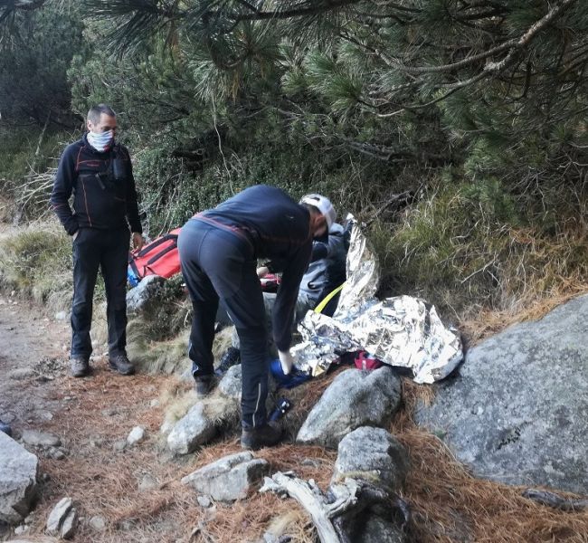 Pod vodopádom Skok vo Vysokých Tatrách našli turistu v bezvedomí