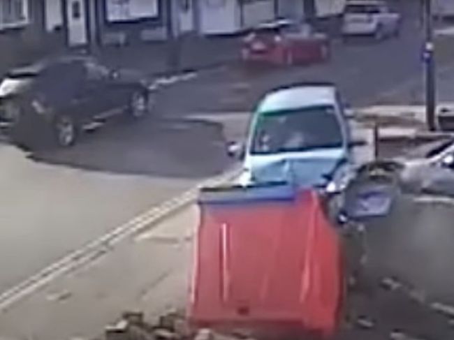 Video: Nešťastný deň starčeka za volantom – za minútu spôsobil 6 nehôd