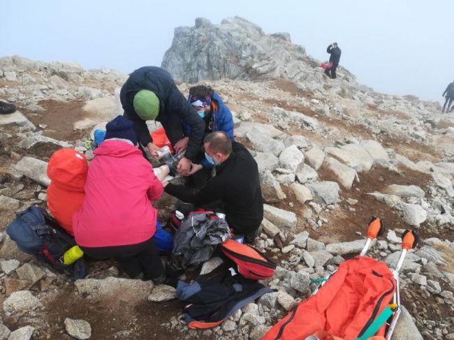 Horskí a leteckí záchranári pomáhali zablúdenej turistke i žene s kŕčmi