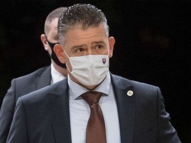 Minister vnútra vyjadril policajtom po utorkových protestoch uznanie a obdiv
