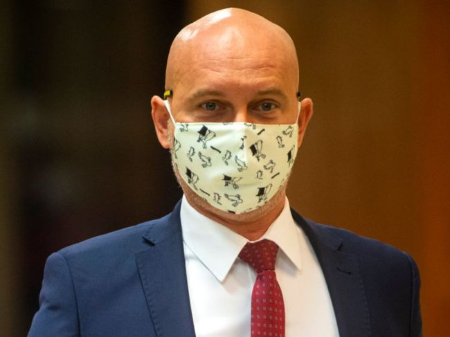 Gröhling chce rýchly návrat žiakov do škôl, rozhodne sa na stretnutí s epidemiológmi
