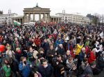 V Berlíne protestovali proti Merkelovej plánom na riešenie pandémie