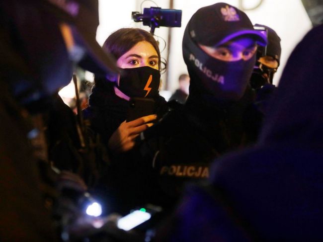 Tisíce ľudí opäť protestovali vo Varšave proti sprísneniu zákona o interrupciách