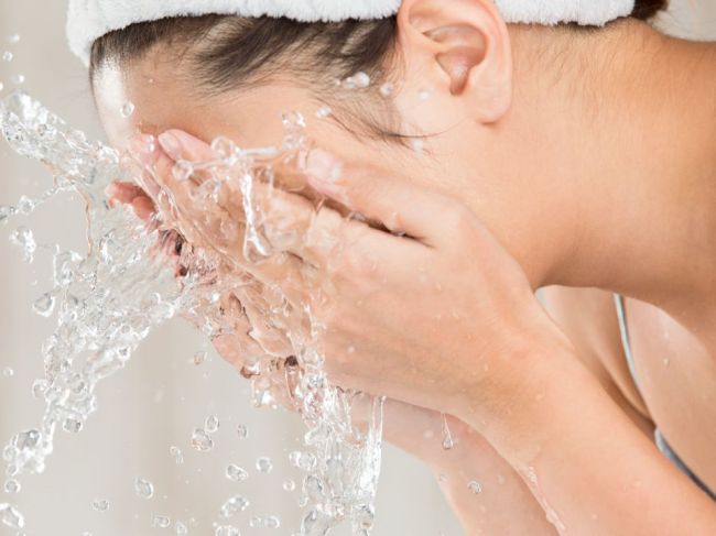 Ako často si treba umývať tvár? Aj vy to pravdepodobne preháňate